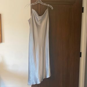 TRIO new york size 6 silver silk dress